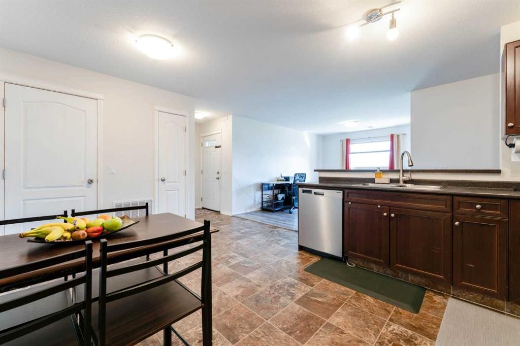 107-8 Bayside Place, Strathmore, AB - Indoor Photo Showing Kitchen