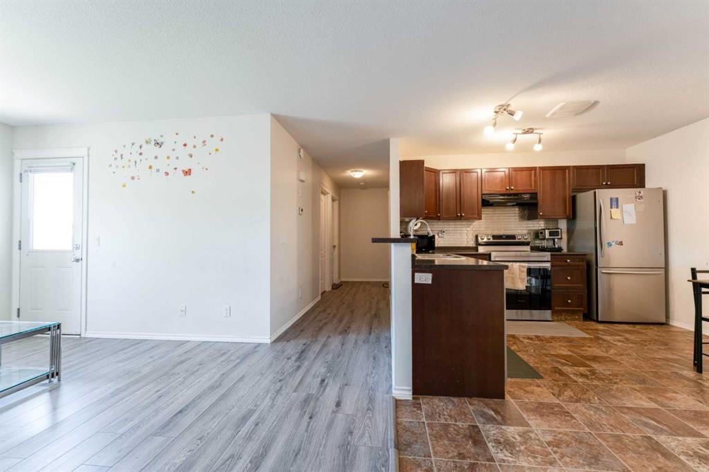 107-8 Bayside Place, Strathmore, AB - Indoor Photo Showing Kitchen