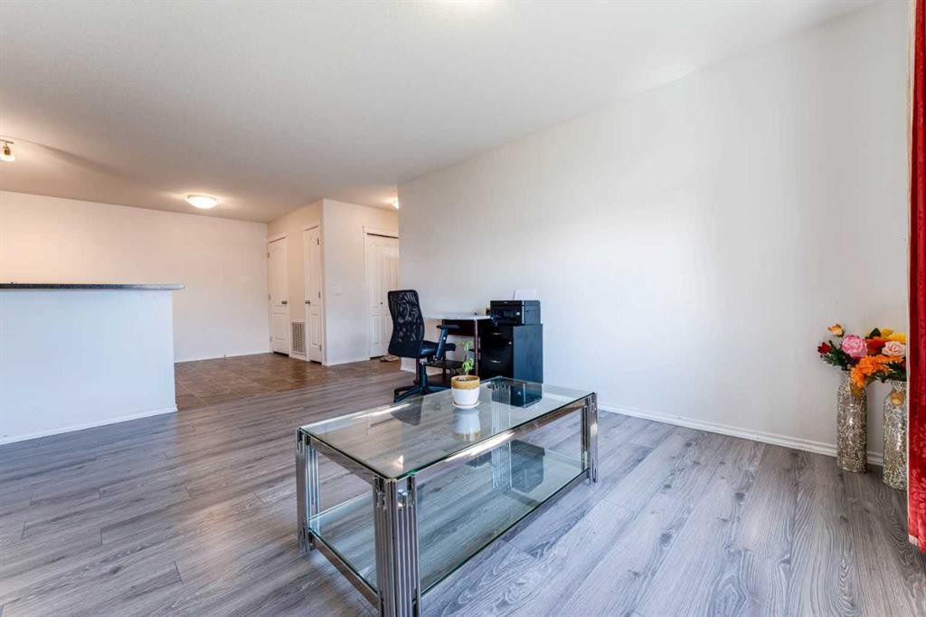 107-8 Bayside Place, Strathmore, AB - Indoor Photo Showing Living Room
