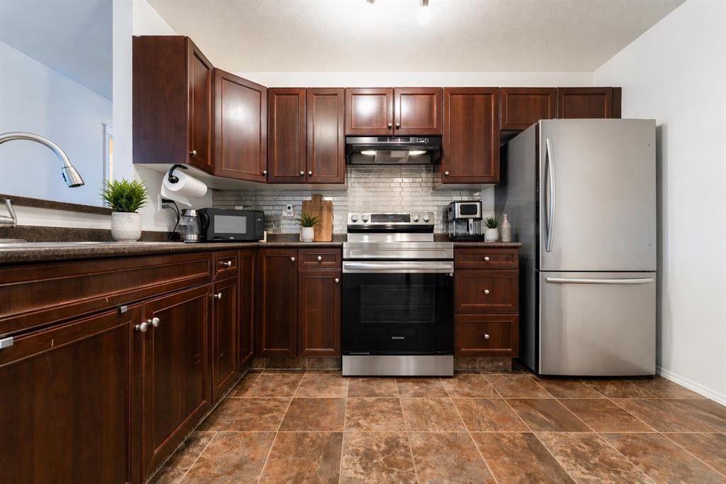 107-8 Bayside Place, Strathmore, AB - Indoor Photo Showing Kitchen