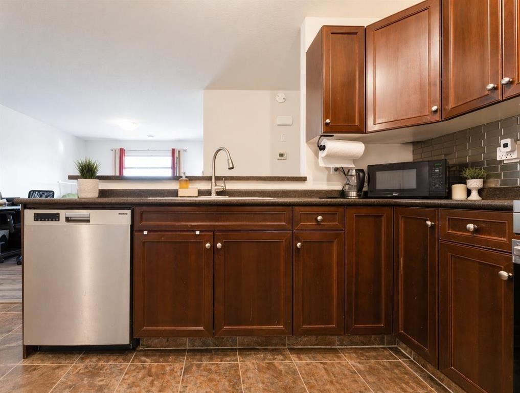 107-8 Bayside Place, Strathmore, AB - Indoor Photo Showing Kitchen