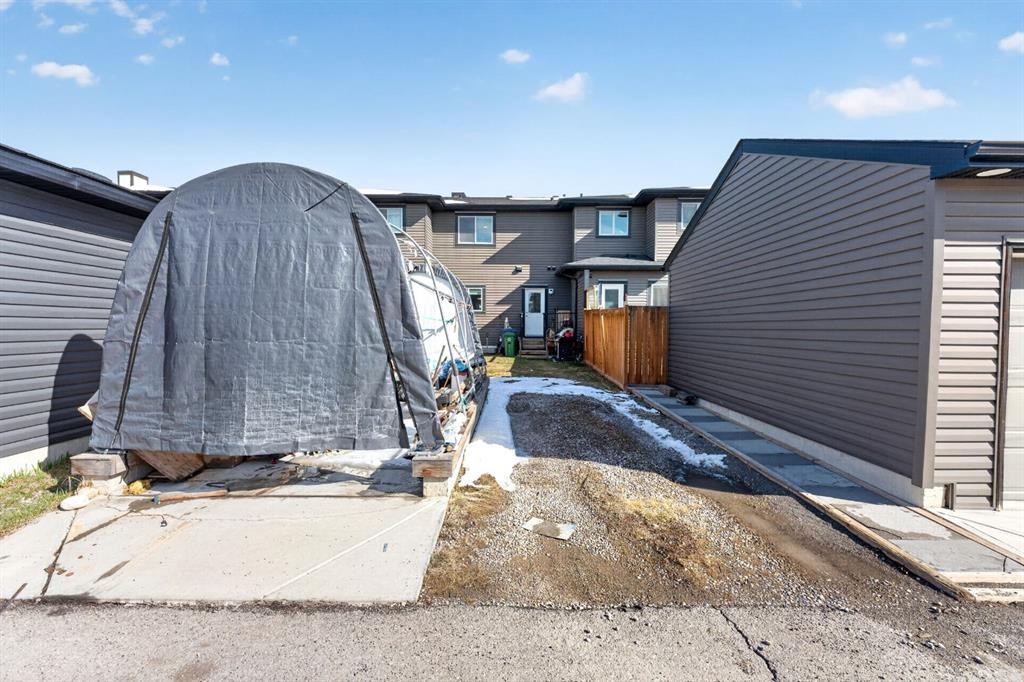 23 Belgian Link, Cochrane, AB - Outdoor