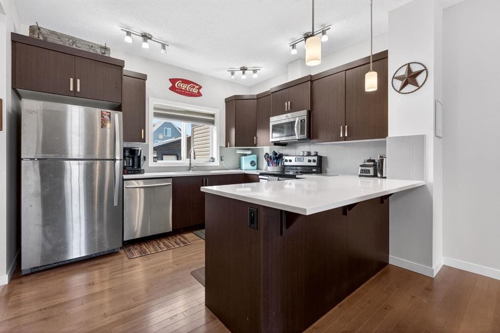 23 Belgian Link, Cochrane, AB - Indoor Photo Showing Kitchen With Upgraded Kitchen