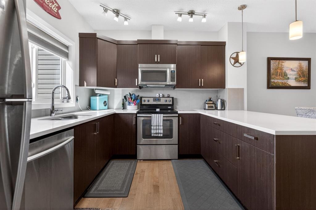 23 Belgian Link, Cochrane, AB - Indoor Photo Showing Kitchen