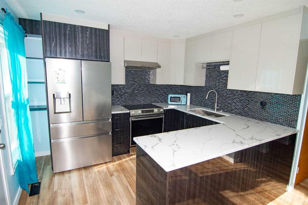 6-100 Pennsylvania Road Se, Calgary, AB - Indoor Photo Showing Kitchen With Stainless Steel Kitchen With Upgraded Kitchen