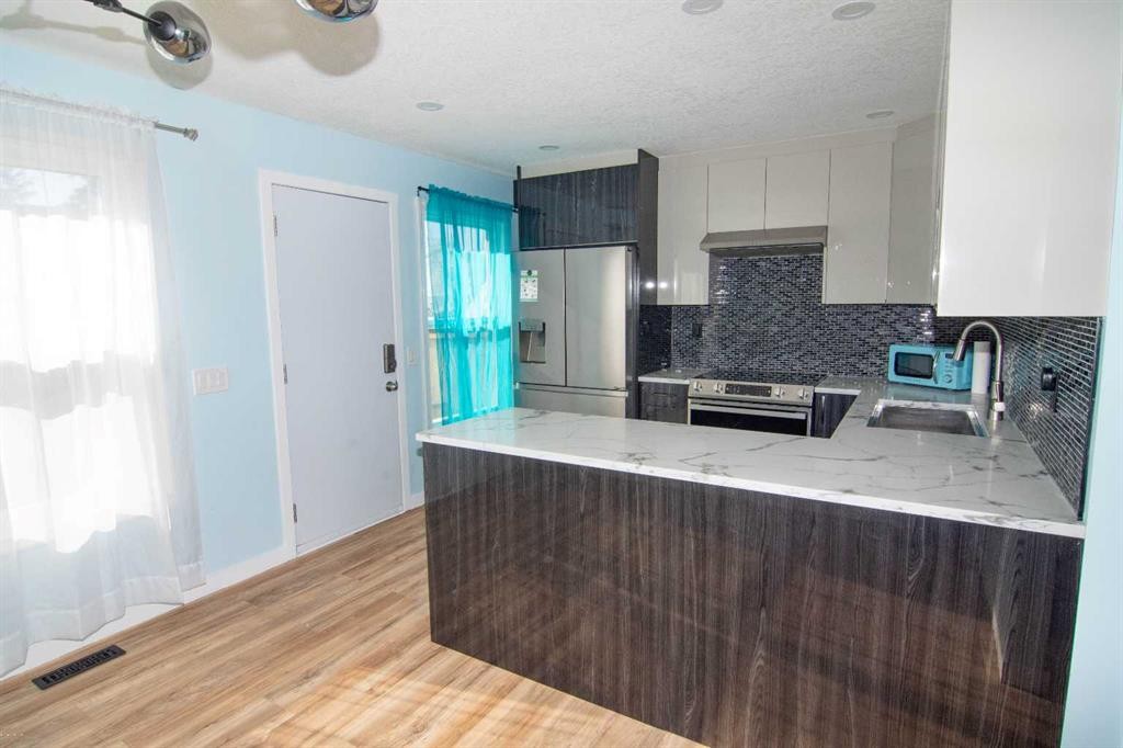 6-100 Pennsylvania Road Se, Calgary, AB - Indoor Photo Showing Kitchen
