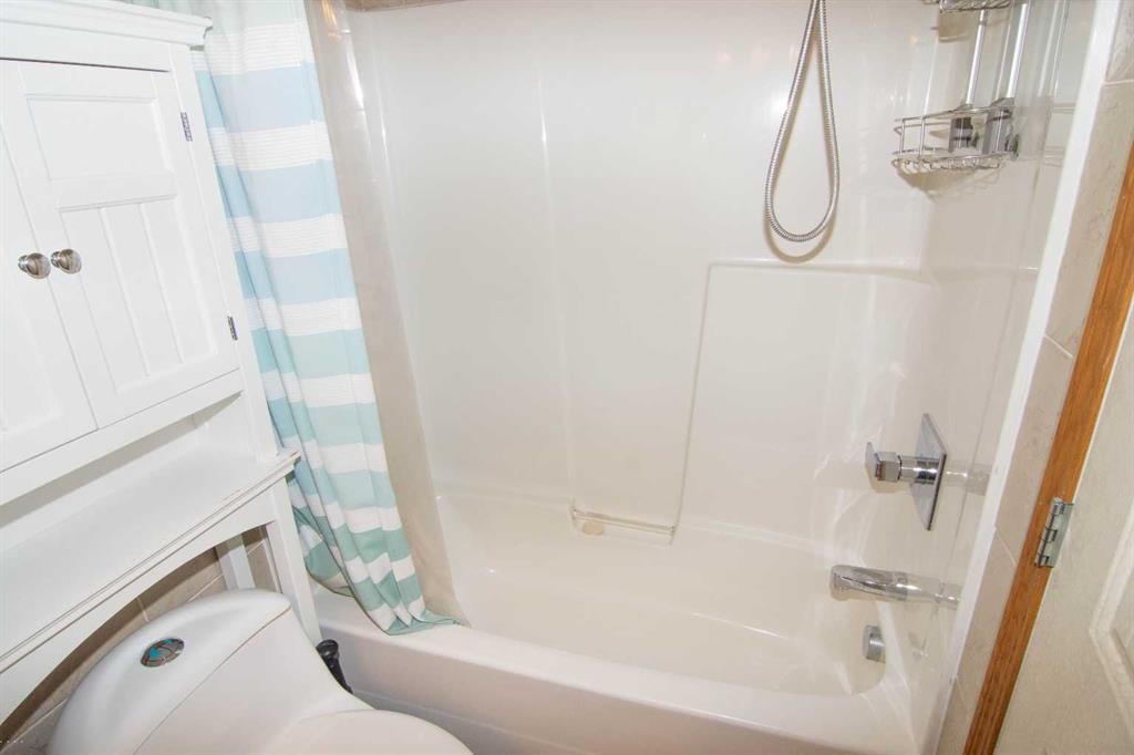 6-100 Pennsylvania Road Se, Calgary, AB - Indoor Photo Showing Bathroom