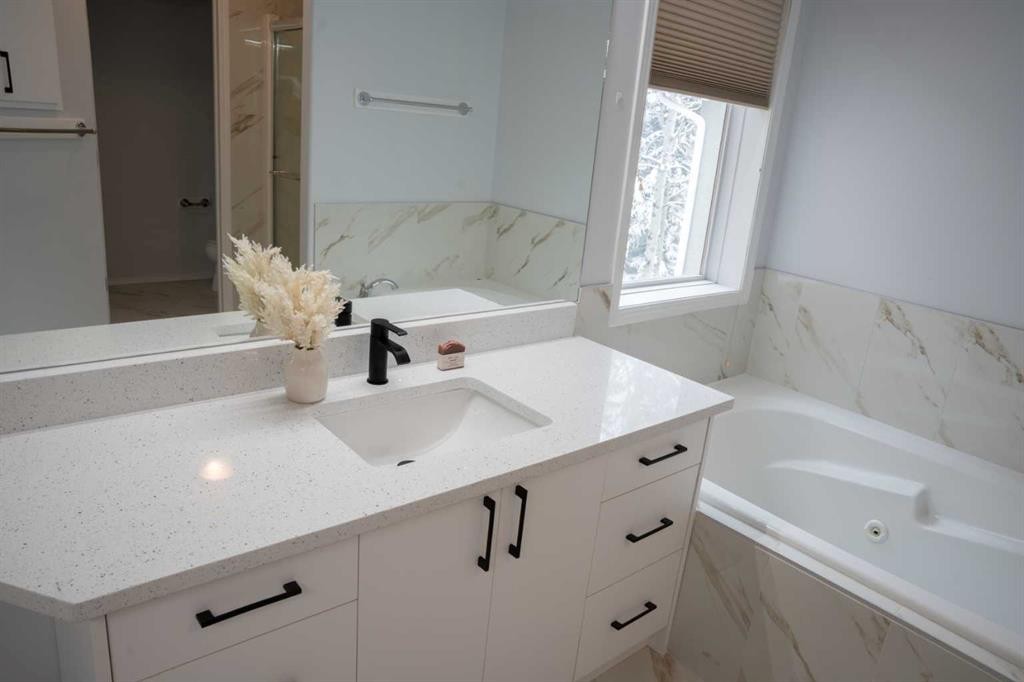 3 Strathridge Bay Sw, Calgary, AB - Indoor Photo Showing Bathroom