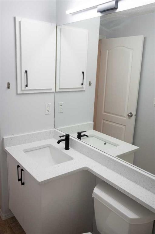 3 Strathridge Bay Sw, Calgary, AB - Indoor Photo Showing Bathroom