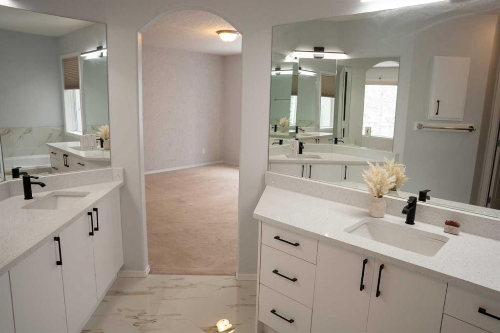 3 Strathridge Bay Sw, Calgary, AB - Indoor Photo Showing Bathroom