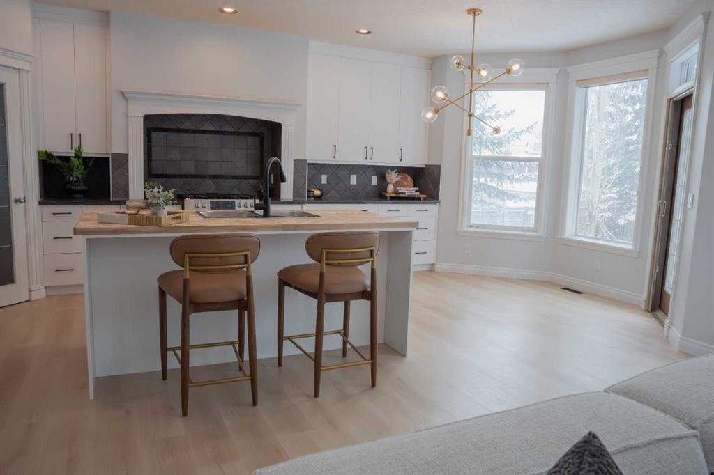 3 Strathridge Bay Sw, Calgary, AB - Indoor Photo Showing Kitchen