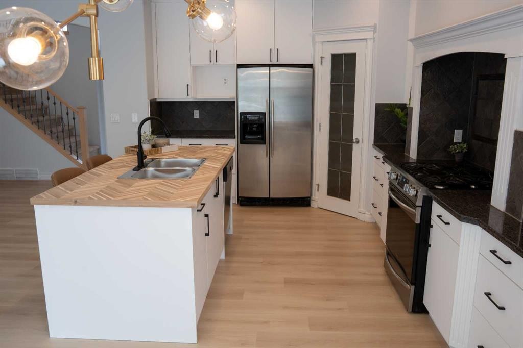 3 Strathridge Bay Sw, Calgary, AB - Indoor Photo Showing Kitchen With Double Sink With Upgraded Kitchen