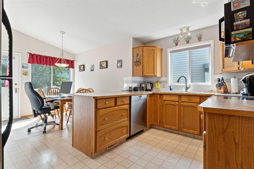 21 Citadel Crest Circle Nw, Calgary, AB - Indoor Photo Showing Kitchen With Double Sink