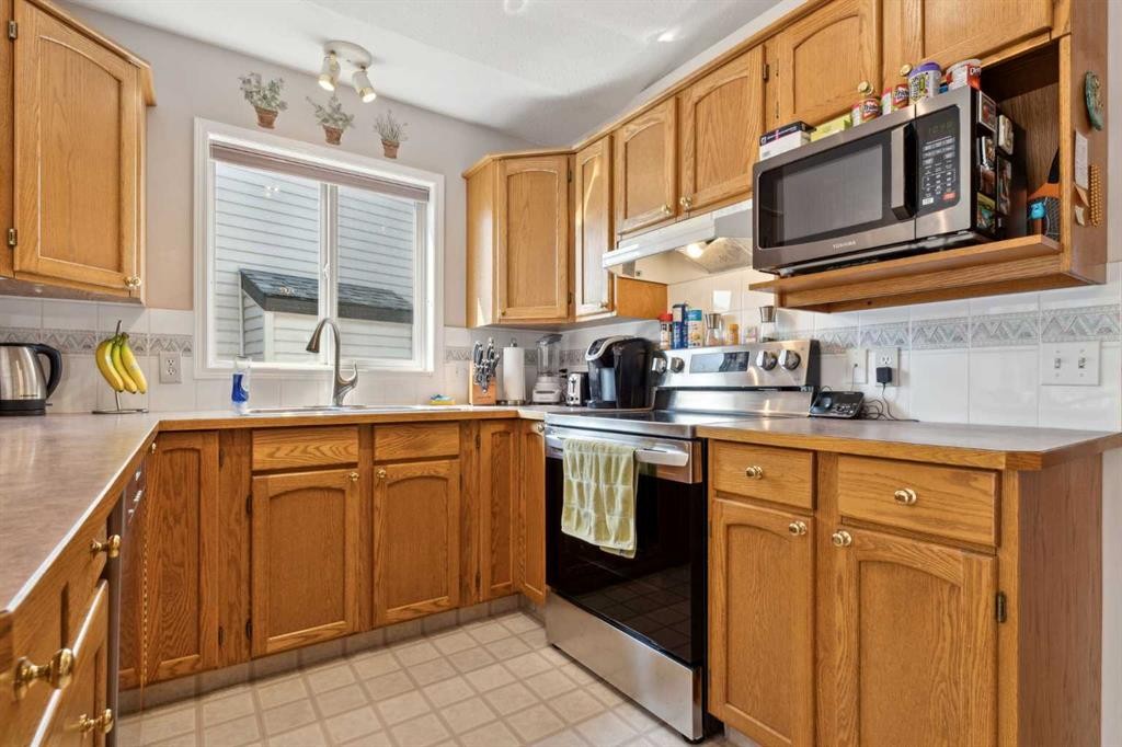 21 Citadel Crest Circle Nw, Calgary, AB - Indoor Photo Showing Kitchen