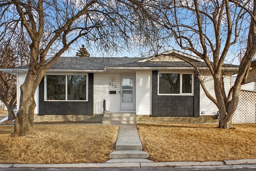 203 Lynnover Place Se, Calgary, AB - Outdoor