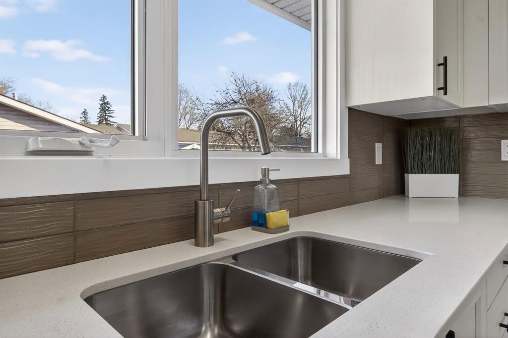 203 Lynnover Place Se, Calgary, AB - Indoor Photo Showing Kitchen With Double Sink