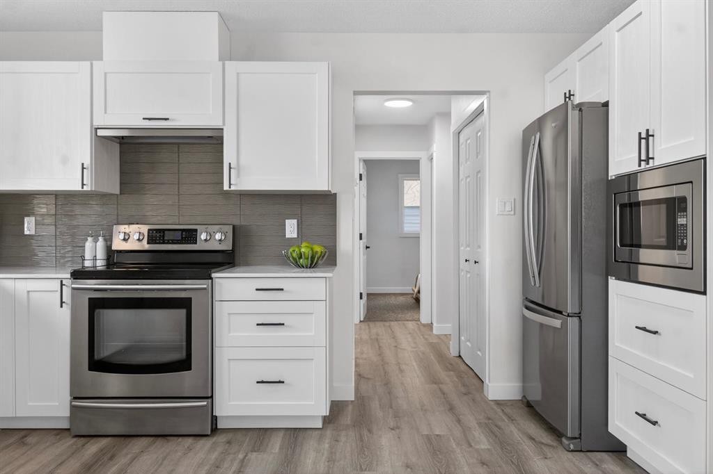 203 Lynnover Place Se, Calgary, AB - Indoor Photo Showing Kitchen With Upgraded Kitchen