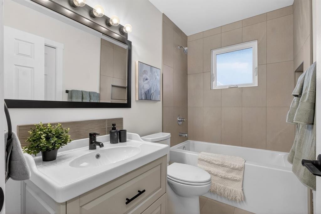 203 Lynnover Place Se, Calgary, AB - Indoor Photo Showing Bathroom