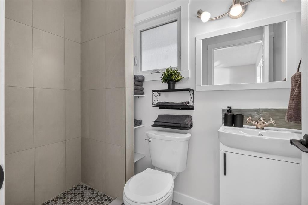 203 Lynnover Place Se, Calgary, AB - Indoor Photo Showing Bathroom