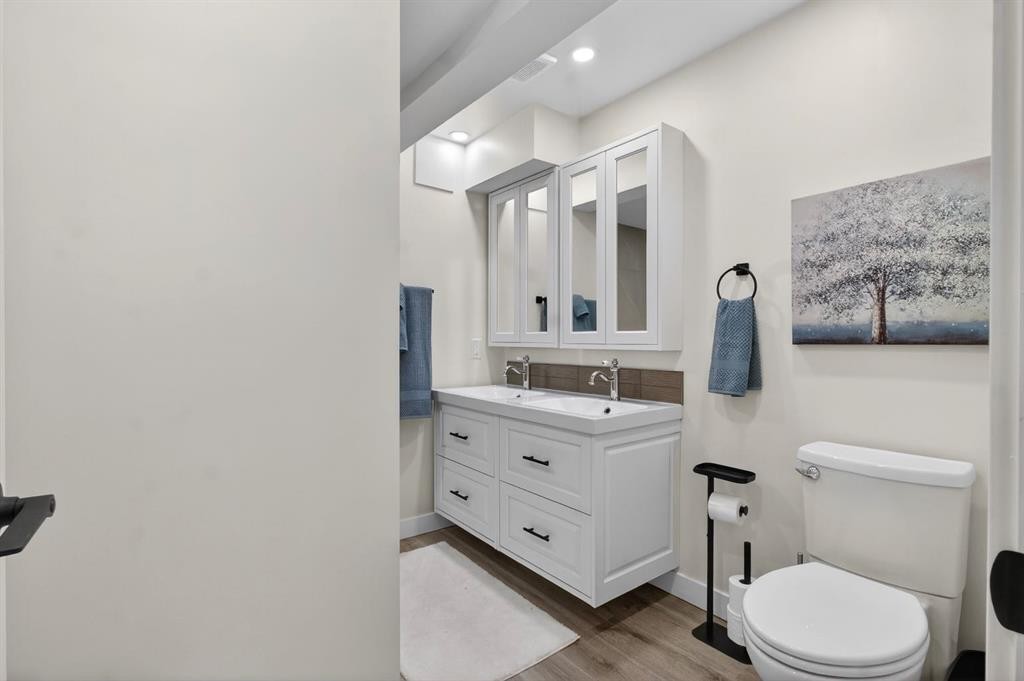 203 Lynnover Place Se, Calgary, AB - Indoor Photo Showing Bathroom