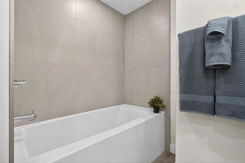 203 Lynnover Place Se, Calgary, AB - Indoor Photo Showing Bathroom