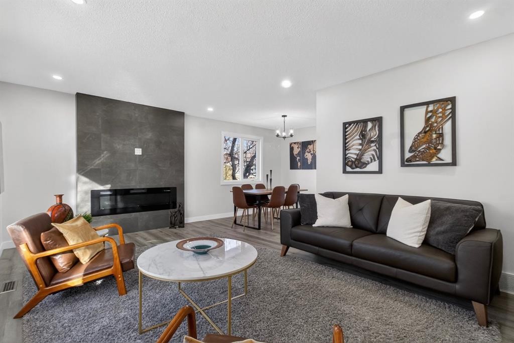 203 Lynnover Place Se, Calgary, AB - Indoor Photo Showing Living Room