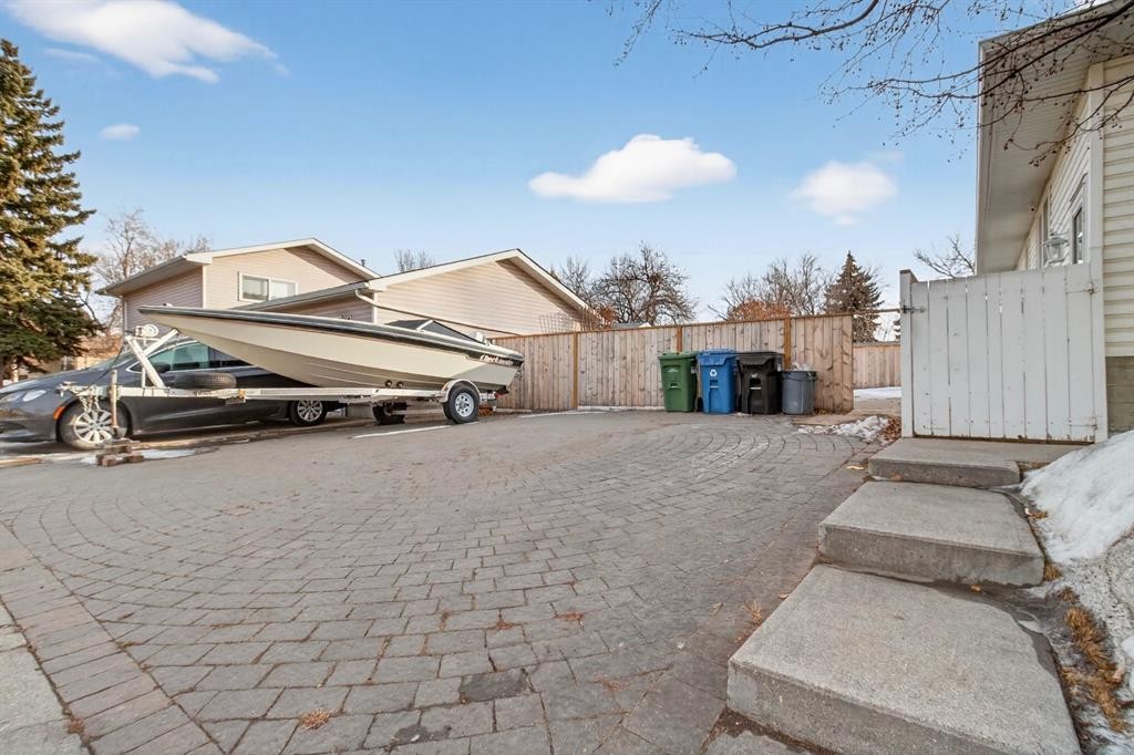 203 Lynnover Place Se, Calgary, AB - Outdoor