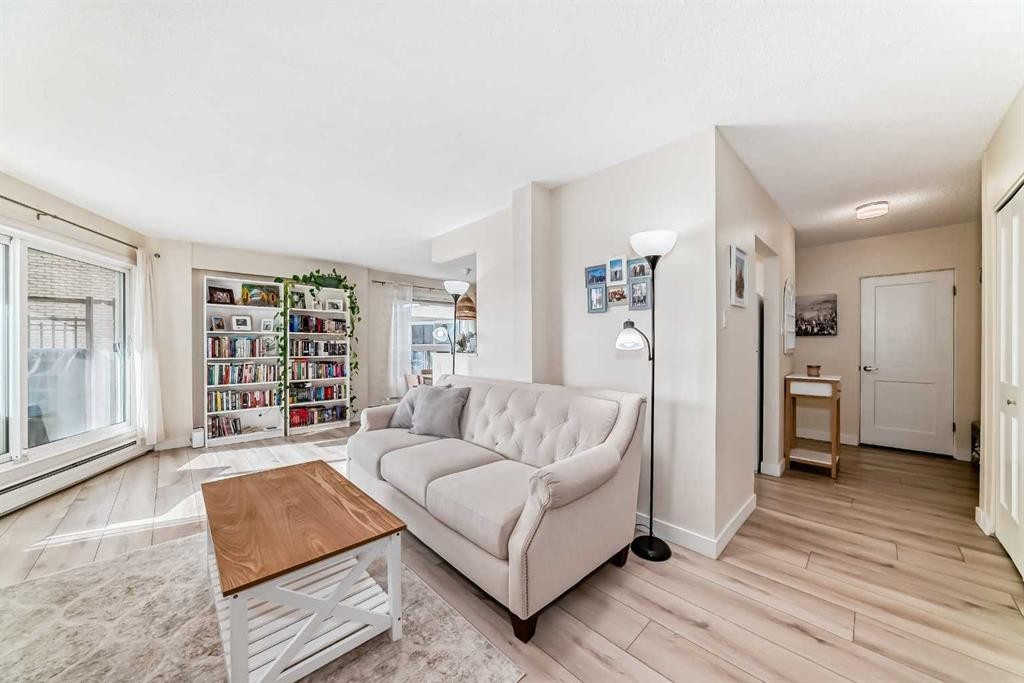 202-520 Cedar Crescent Sw, Calgary, AB - Indoor Photo Showing Living Room