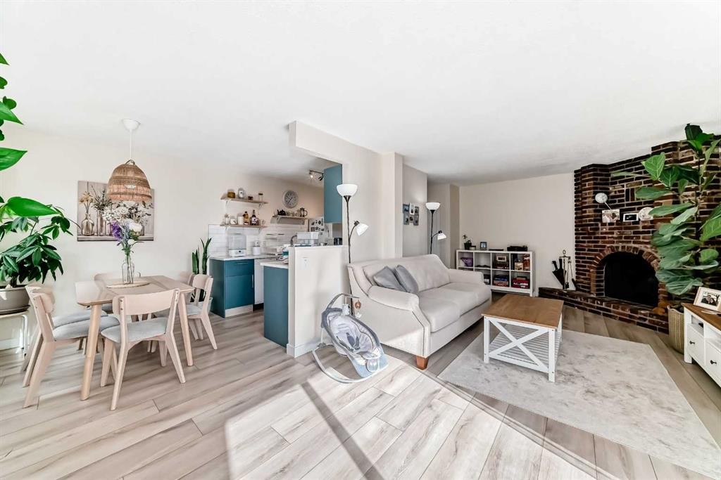 202-520 Cedar Crescent Sw, Calgary, AB - Indoor Photo Showing Living Room With Fireplace