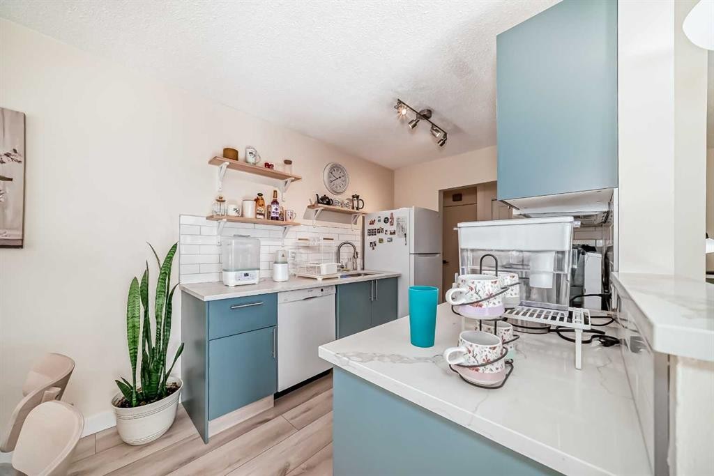 202-520 Cedar Crescent Sw, Calgary, AB - Indoor Photo Showing Kitchen