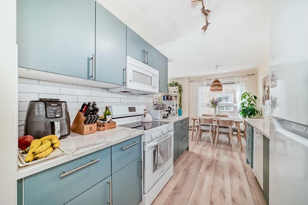202-520 Cedar Crescent Sw, Calgary, AB - Indoor Photo Showing Kitchen With Upgraded Kitchen