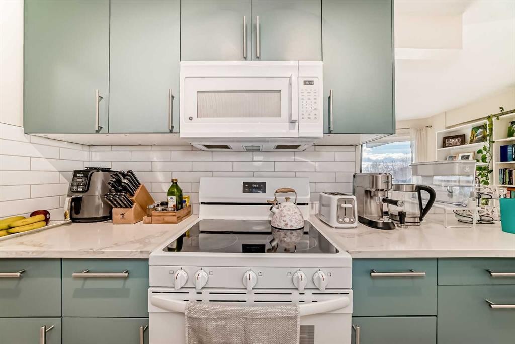 202-520 Cedar Crescent Sw, Calgary, AB - Indoor Photo Showing Kitchen With Upgraded Kitchen