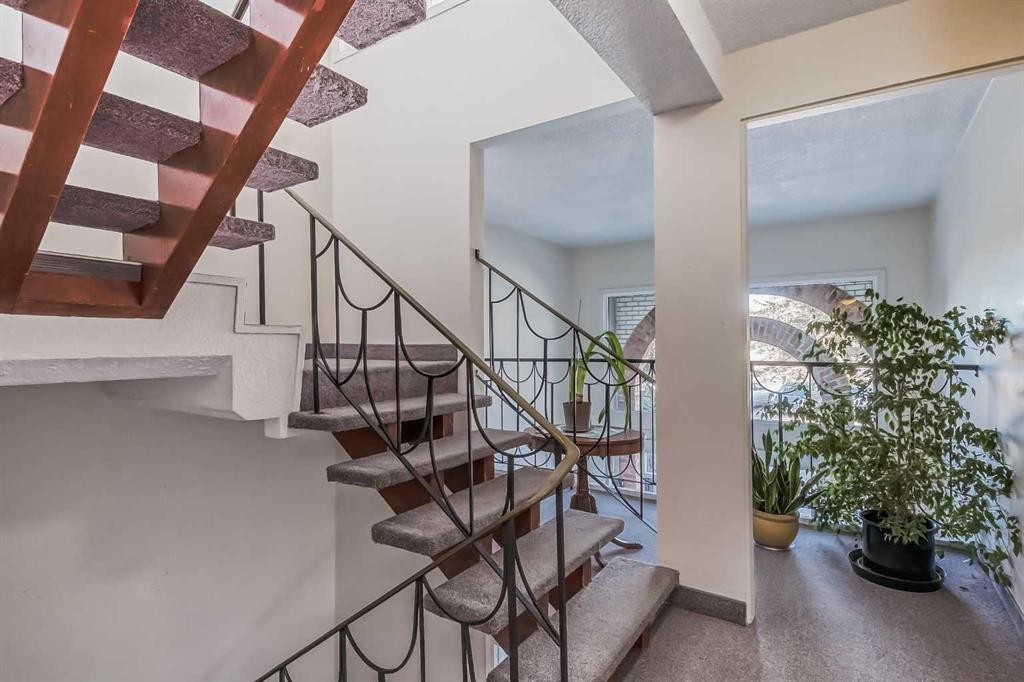 202-520 Cedar Crescent Sw, Calgary, AB - Indoor Photo Showing Other Room