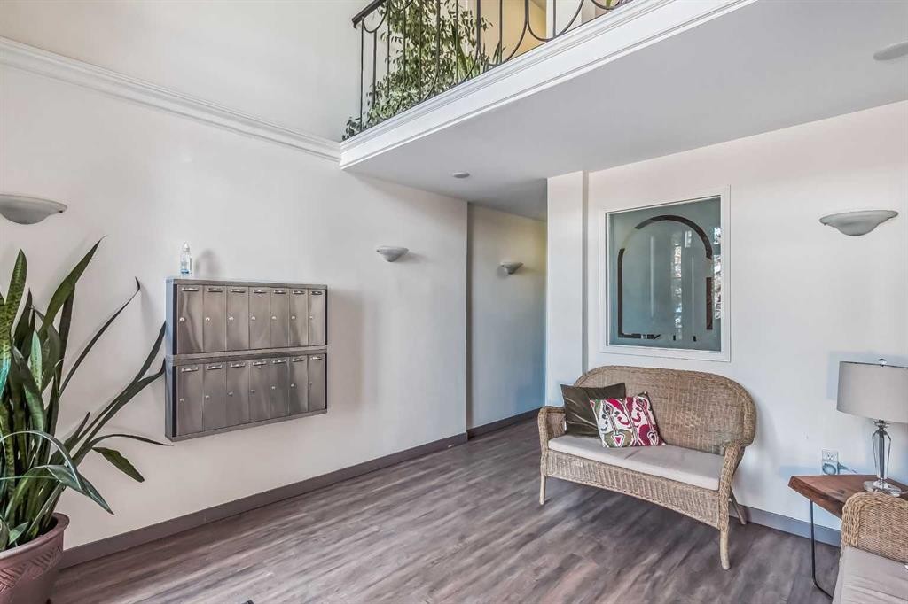 202-520 Cedar Crescent Sw, Calgary, AB - Photo Showing Other Room