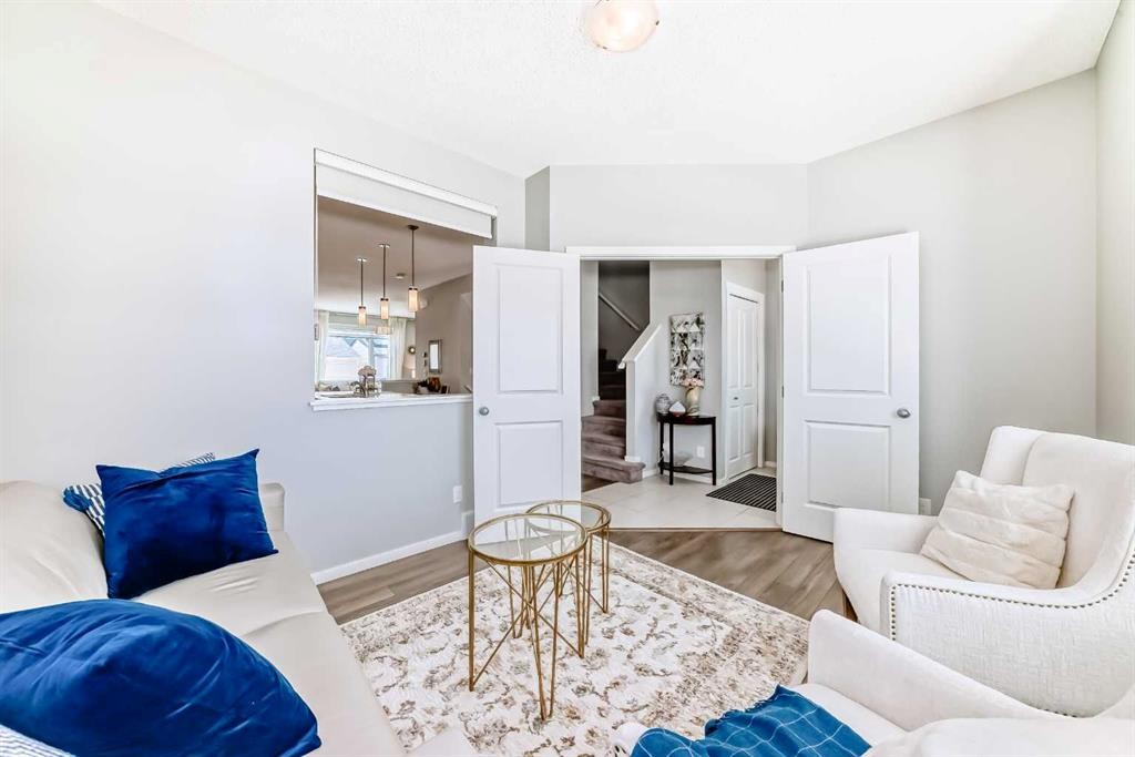 462 Walgrove Way Se, Calgary, AB - Indoor Photo Showing Living Room