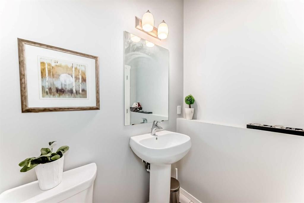 462 Walgrove Way Se, Calgary, AB - Indoor Photo Showing Bathroom