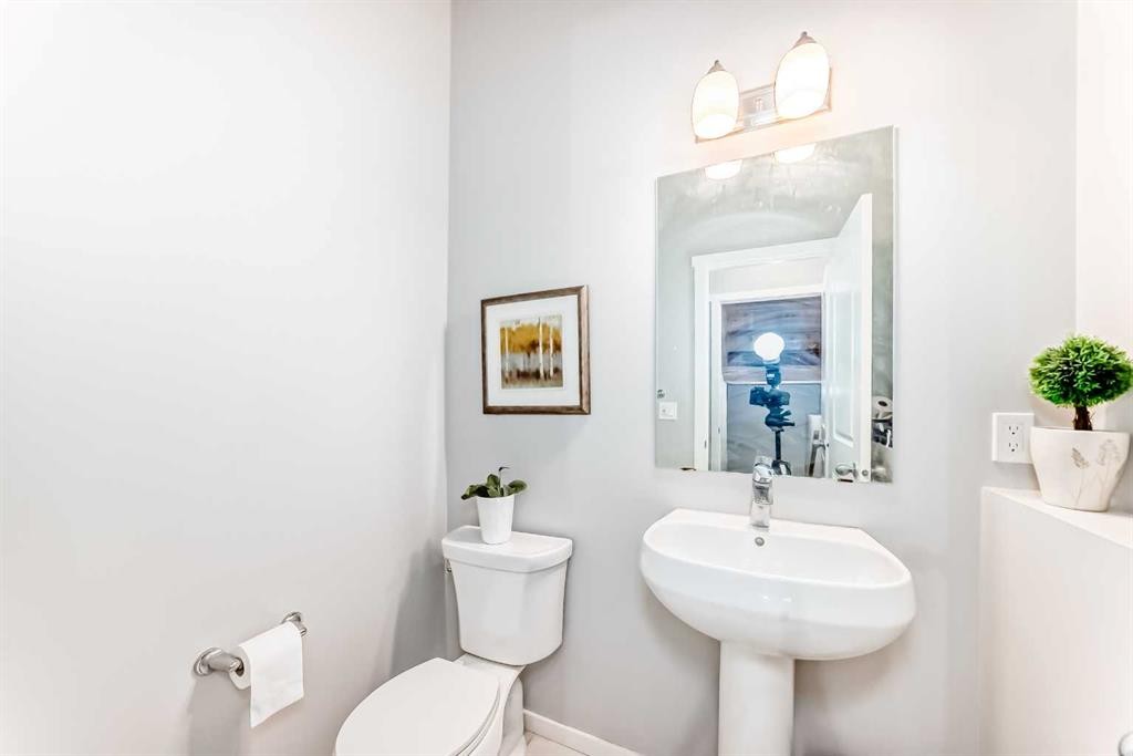 462 Walgrove Way Se, Calgary, AB - Indoor Photo Showing Bathroom