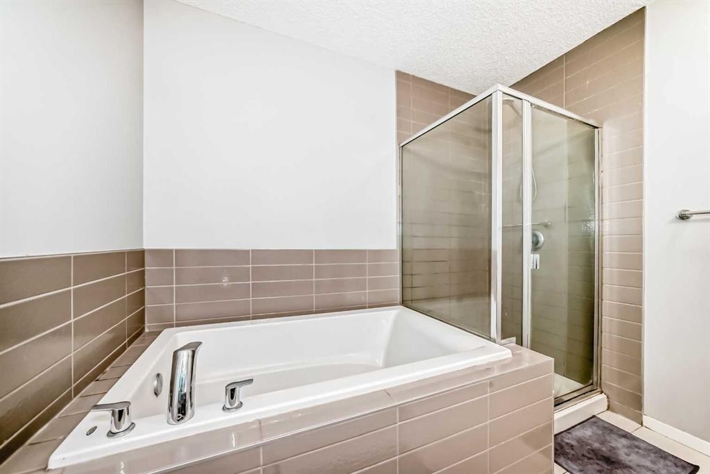 462 Walgrove Way Se, Calgary, AB - Indoor Photo Showing Bathroom
