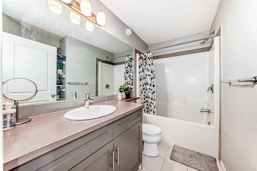 462 Walgrove Way Se, Calgary, AB - Indoor Photo Showing Bathroom