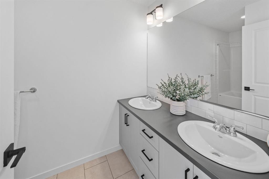 21 Sage Hill Path Nw, Calgary, AB - Indoor Photo Showing Bathroom