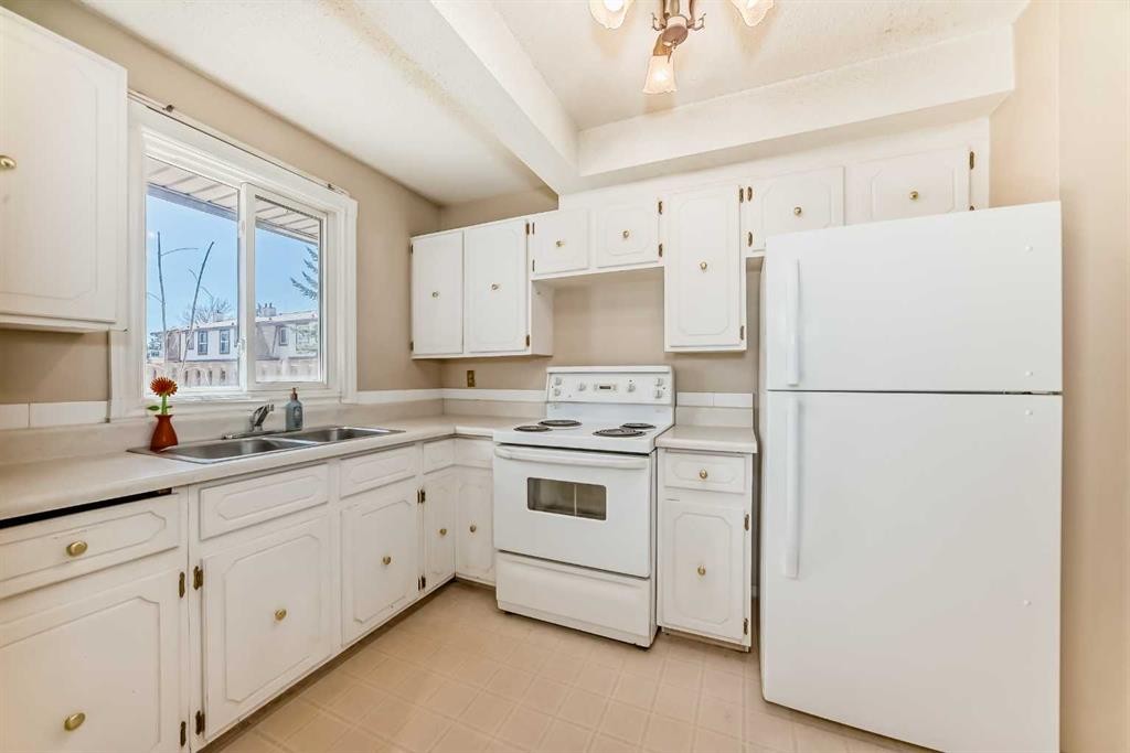 45-2727 Rundleson Road Ne, Calgary, AB - Indoor Photo Showing Kitchen With Double Sink