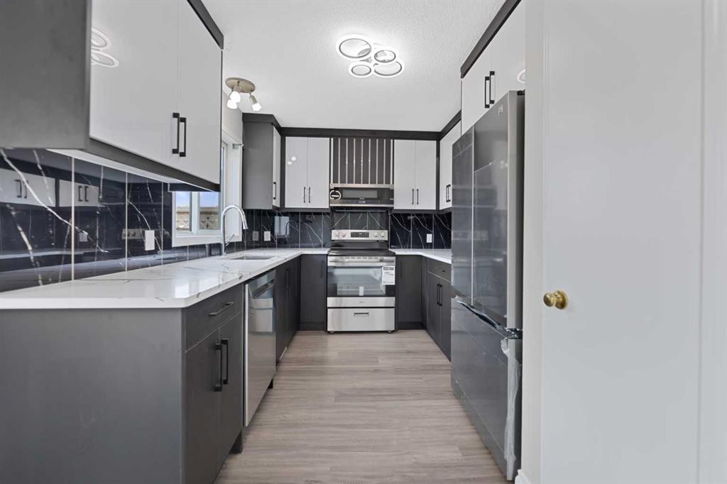 42 River Rock Road Se, Calgary, AB - Indoor Photo Showing Kitchen