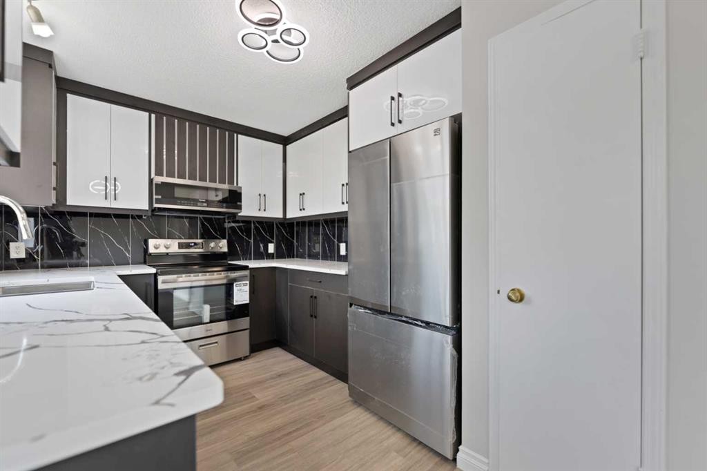 42 River Rock Road Se, Calgary, AB - Indoor Photo Showing Kitchen