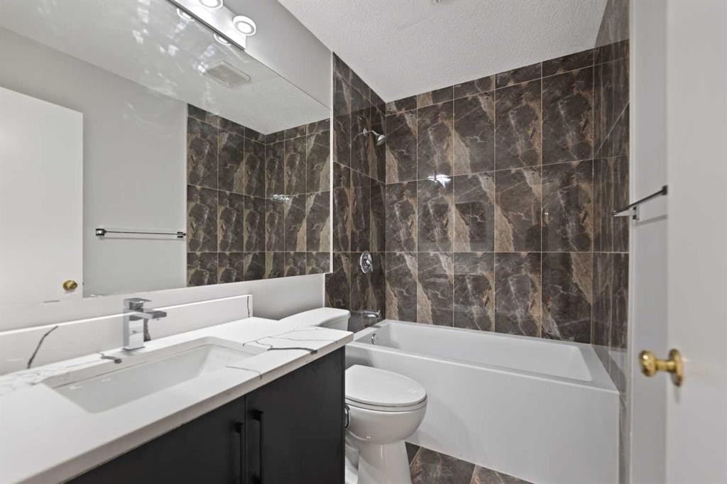 42 River Rock Road Se, Calgary, AB - Indoor Photo Showing Bathroom