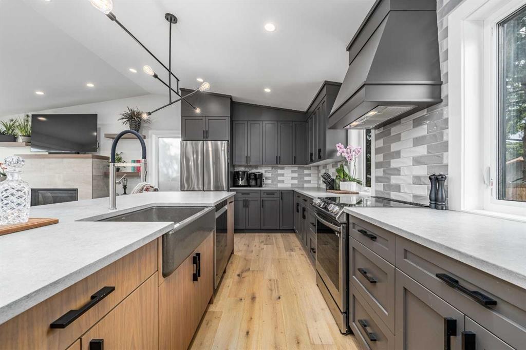 2328 58 Avenue Sw, Calgary, AB - Indoor Photo Showing Kitchen With Upgraded Kitchen