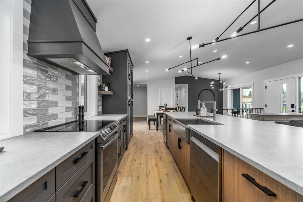 2328 58 Avenue Sw, Calgary, AB - Indoor Photo Showing Kitchen With Upgraded Kitchen