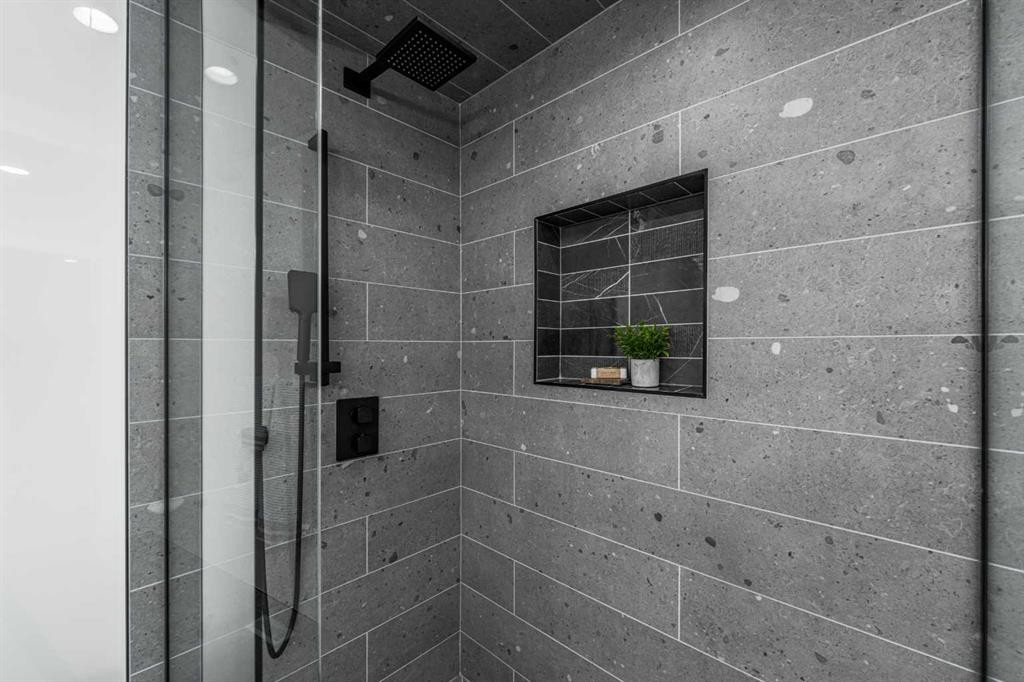 2328 58 Avenue Sw, Calgary, AB - Indoor Photo Showing Bathroom