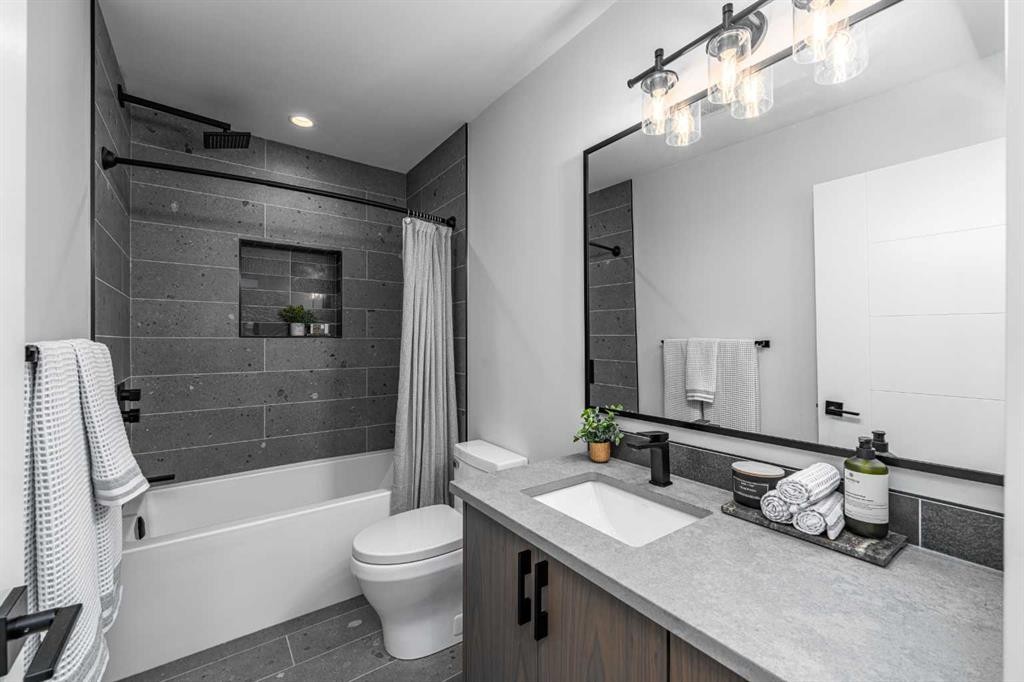 2328 58 Avenue Sw, Calgary, AB - Indoor Photo Showing Bathroom