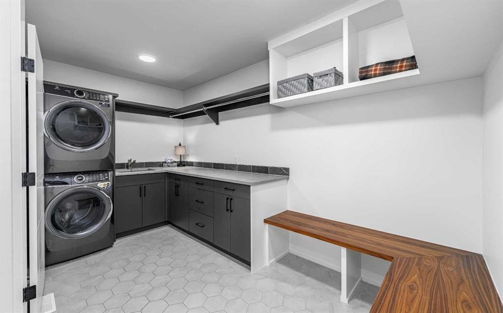 2328 58 Avenue Sw, Calgary, AB - Indoor Photo Showing Laundry Room