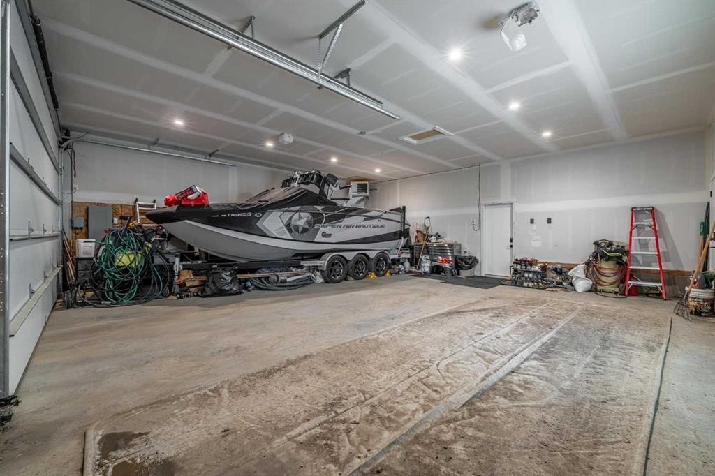 2328 58 Avenue Sw, Calgary, AB - Indoor Photo Showing Garage